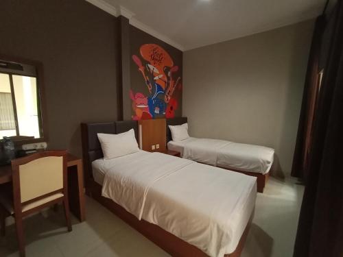 Cama ou camas em um quarto em Votel Viure Hotel Jogjakarta