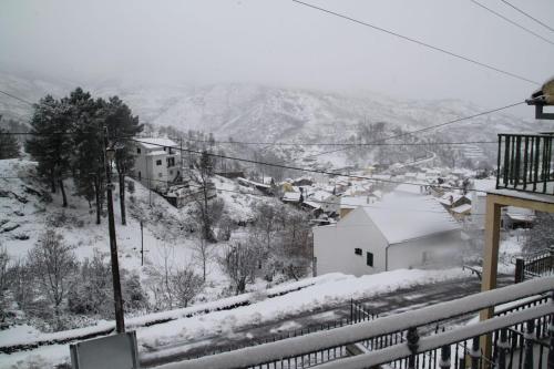 サブゲイロにあるCasas do patrao Iの雪に覆われた町の景色