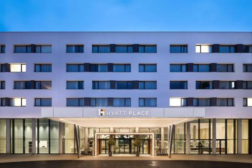 - une séance à l'avant du bâtiment de l'hôtel dans l'établissement Hyatt Place Paris Charles de Gaulle Airport, à Roissy-en-France