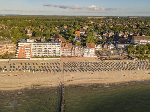 - une vue aérienne sur la plage et les bâtiments dans l'établissement Nordland Appartements Wohnung Aerö, à Wyk auf Föhr