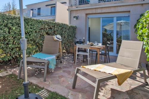 En terrasse eller udendørsområde på Mare appart avec jardin et bbq vue mer et montagne plage et port à 2 pas