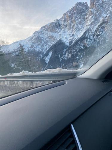 vistas a una montaña nevada desde un coche en Appartamento Alpe di Siusi, en Alpe di Siusi