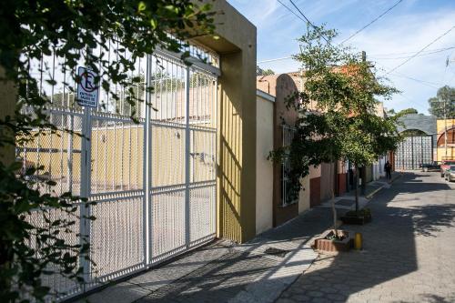 una recinzione sul lato di un edificio di Departamentos Tequila a Tequila