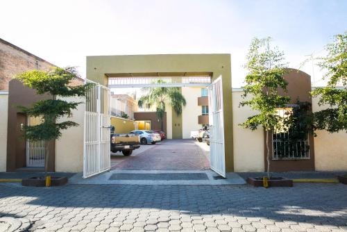 una porta aperta per un parcheggio con auto in garage di Departamentos Tequila a Tequila