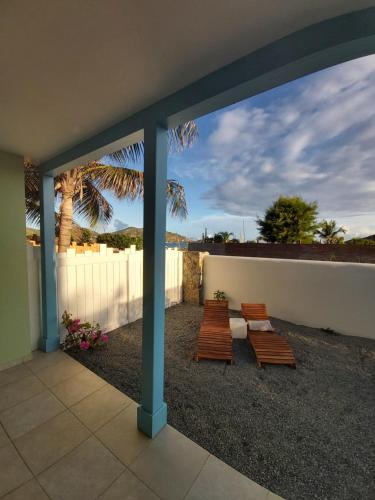 Un balcón o terraza en Orient Bay Beach Front Apartment