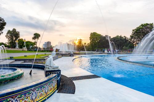 een zwembad in een park met twee fonteinen bij Holiday Inn - Lima Miraflores, an IHG Hotel in Lima