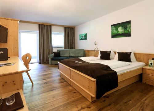 Кровать или кровати в номере Hotel Alpin