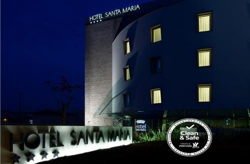 un edificio con una señal delante de él en Hotel Santa Maria, en Fátima