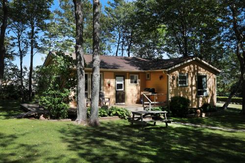 Un jardín fuera de Cavendish Maples Cottages