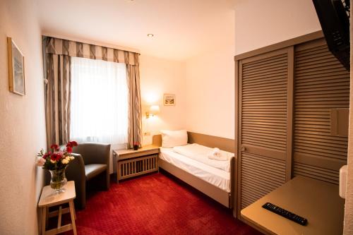 Habitación de hotel con cama y ventana en Hotel Stadtschänke, en Walsrode