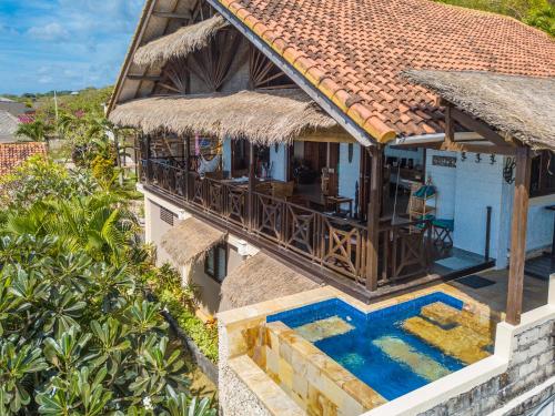 uma vista aérea de uma casa com piscina em Villa Lanie Lembongan em Nusa Lembongan