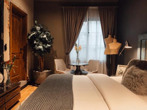 A bed or beds in a room at CASA EMILIA B&B Boutique