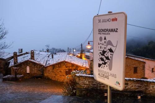 GondramazにあるCasa Catraia Gondramaz no Pulmão da Serra da Lousãの家の前の看板