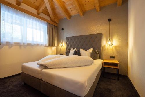 A bed or beds in a room at MAXAlpin Appartements