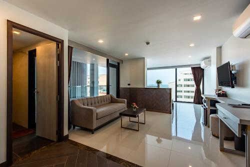 A television and/or entertainment centre at Blackwoods Hotel Pattaya - SHA Extra Plus