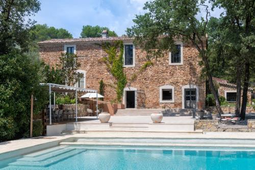 una casa con piscina di fronte a un edificio di Bastide de l'Endre a Callas