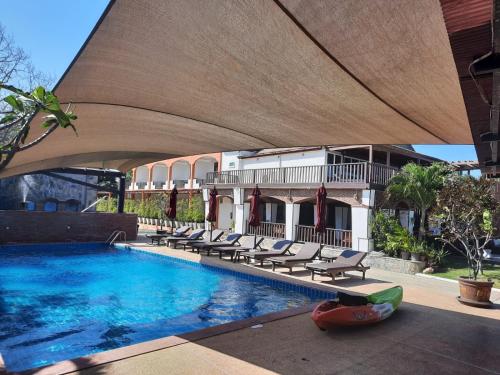 The swimming pool at or close to Palm Beach Resort