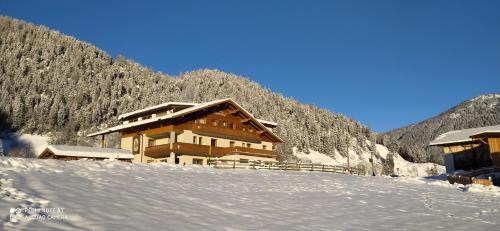 un rifugio da sci in montagna nella neve di Pension Wiesenhof a Campo di Trens