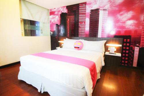 A bed or beds in a room at favehotel MEX Tunjungan Surabaya