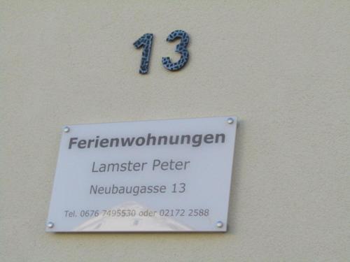 un panneau sur un mur au nombre de treize dans l'établissement Peter Lamster Top1, à Frauenkirchen