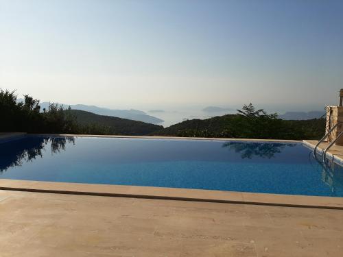 einen Pool mit Bergblick in der Unterkunft Villa Emilie Kas in Kaş