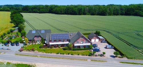 una vista aérea de una casa con paneles solares en Hasselberger Huus, en Hasselberg