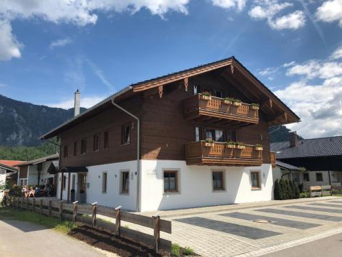 因泽尔Haus im Moos - Chiemgau Karte的一座大型木制建筑,设有两个阳台