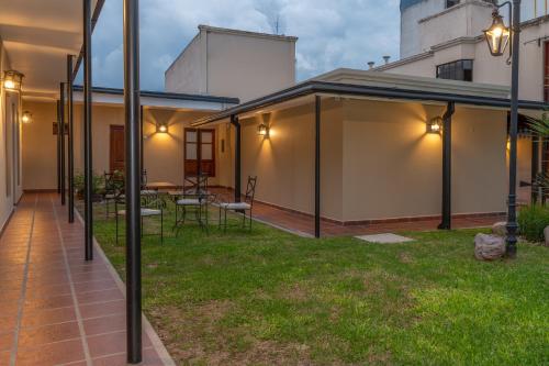 un patio con mesa y sillas en El Arribo Hotel, en San Salvador de Jujuy