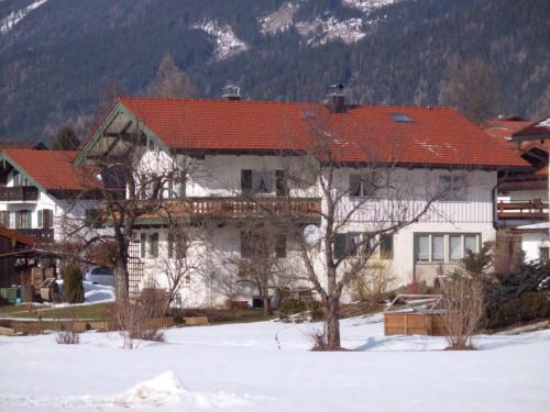 因泽尔Haus Schmauß - Chiemgau Karte的一座大建筑,有红色的屋顶,下雪