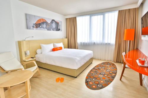 מיטה או מיטות בחדר ב-HARRIS Hotel Pontianak