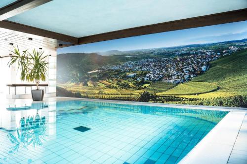 una piscina con vistas a la ciudad en Hotel Adler Asperg, en Asperg