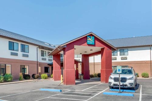 普韦布洛Quality Inn I-25的停在酒店前停车场的汽车