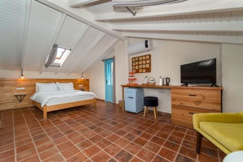 um quarto com uma cama e uma televisão de ecrã plano em Yonca Lodge em Fethiye