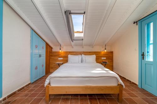 um quarto com uma cama e portas azuis em Yonca Lodge em Fethiye