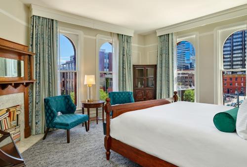 A bed or beds in a room at The Oxford Hotel