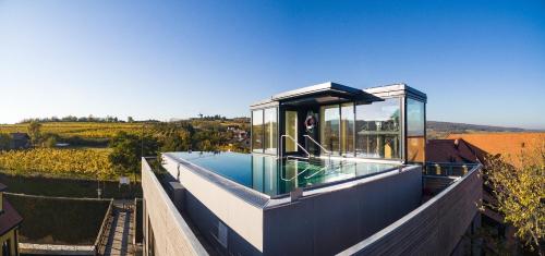 ein Haus mit einem Pool auf einem Gebäude in der Unterkunft Hotel Althof Retz in Retz