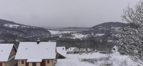 Osada Bóbrka nad Soliną under vintern