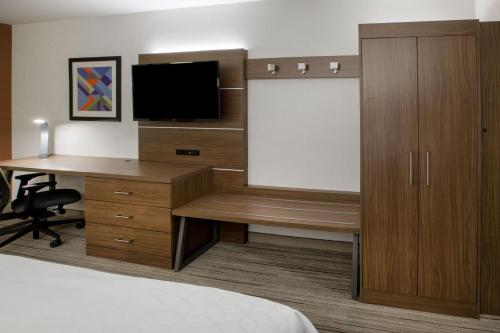 een hotelkamer met een bureau, een televisie en een bed bij Holiday Inn Express & Suites - Bardstown, an IHG Hotel in Bardstown