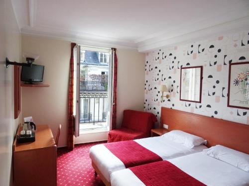 Habitación de hotel con cama y silla roja en Résidence du Pré, en París