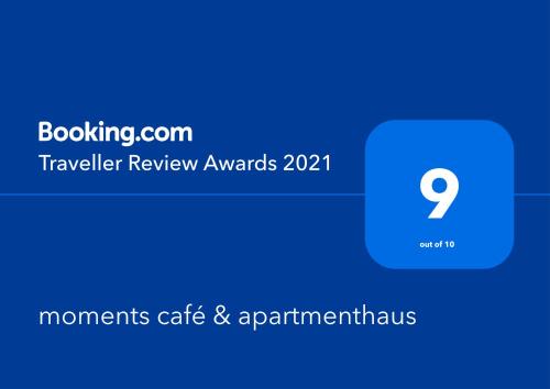 Ett certifikat, pris eller annat dokument som visas upp på moments café & apartmenthaus