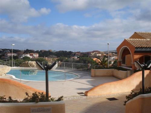 una piscina con rampa per skateboard accanto a un edificio di Attico Romantico vista mare alla Maddalena a La Maddalena