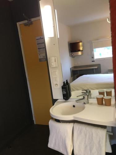 A kitchen or kitchenette at ibis budget Rochefort