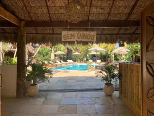 ein Resort mit einem Pool und einem Schild, das Ben Wind liest in der Unterkunft Controvento Boutique Hotel in Cumbuco