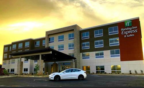 een witte auto geparkeerd voor een hotel bij Holiday Inn Express & Suites - Bardstown, an IHG Hotel in Bardstown