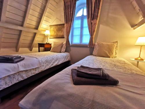 Giường trong phòng chung tại Old Bruges B&B