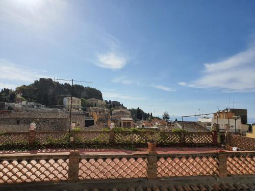 Blick auf eine Stadt von hinter einem Zaun in der Unterkunft B&B Odeon in Taormina