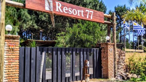 Resort 77 tesisinin dışında bir bahçe