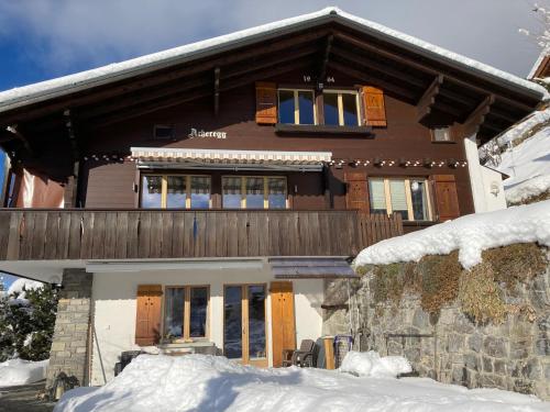 una casa con la neve davanti di Chalet Acheregg a Wengen