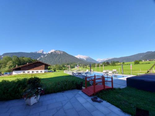 patio con vista su un campo e sulle montagne di Gästehaus Obersulzberglehen a Schönau am Königssee