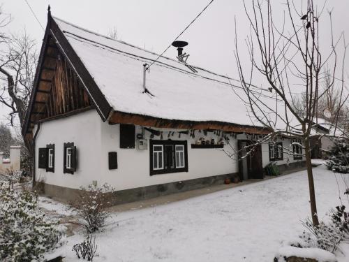 uma casa branca com um telhado coberto de neve em Forrás em Egerszólát